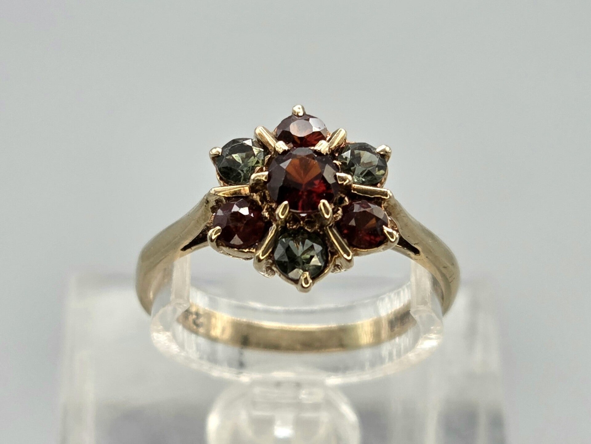 Vintage ring met edelsteen toermalijn en granaat. 2026/242.