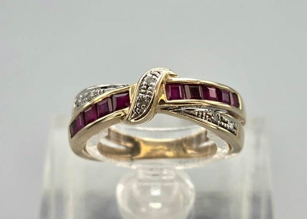 Vintage crossover ring met edelsteen robijn en diamant.  2026/250.