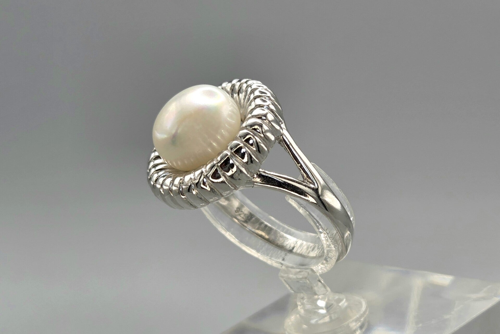 Prachtige zilveren ring met zoetwater parel. 2026/253
