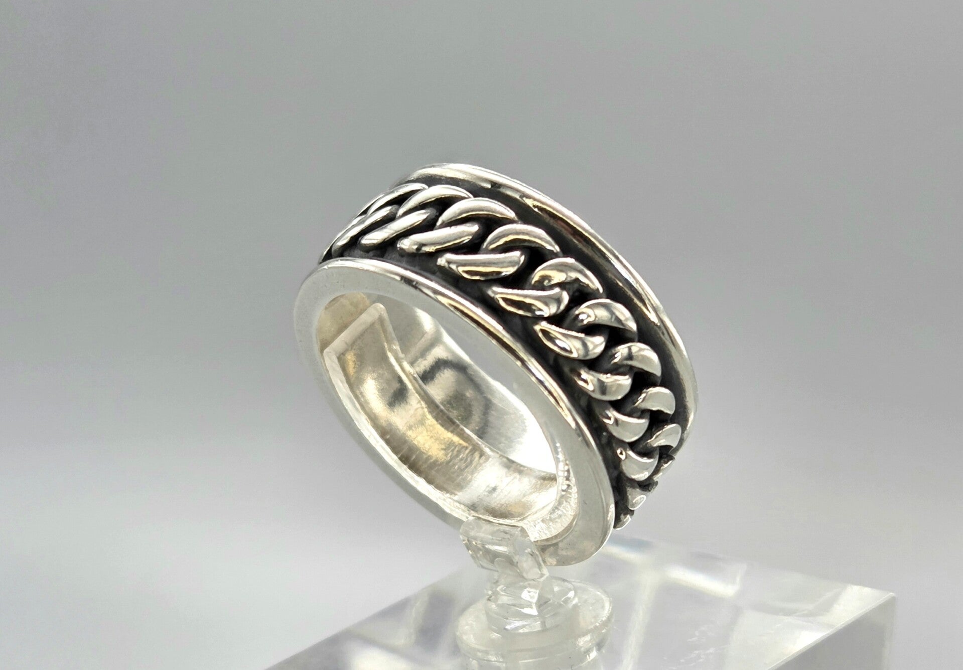 Zilveren ring met gevlochten gourmetschakel onyx. 2026/259.