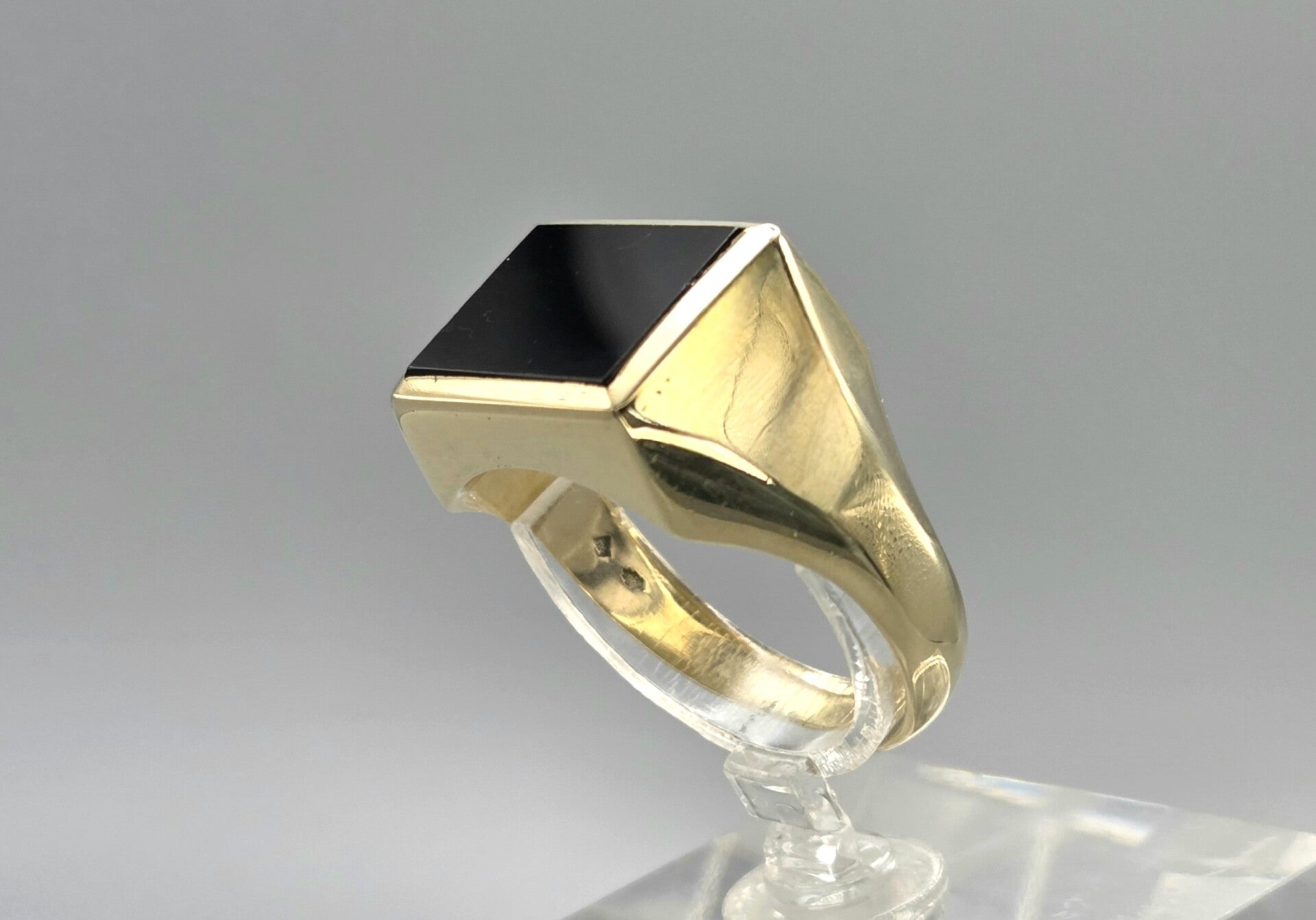 Vintage heren zegelring met onyx. 2026/258.