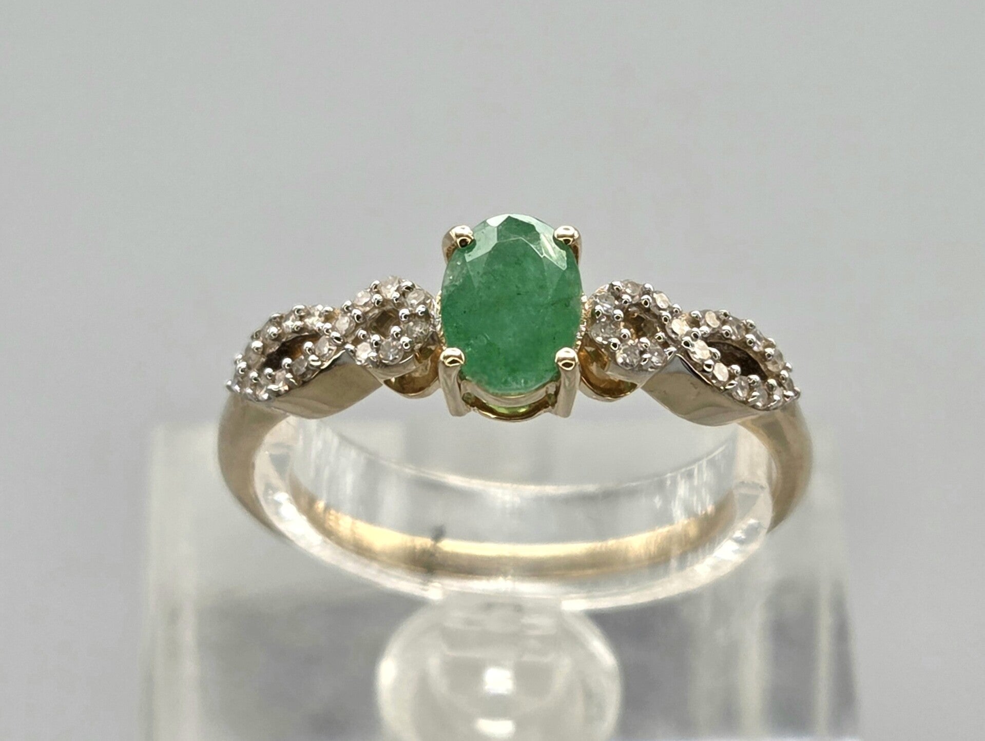 Vintage ring met edelsteen smaragd en diamant. 2026/277.