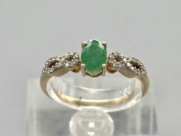 Vintage ring met edelsteen smaragd en diamant. 2026/277.