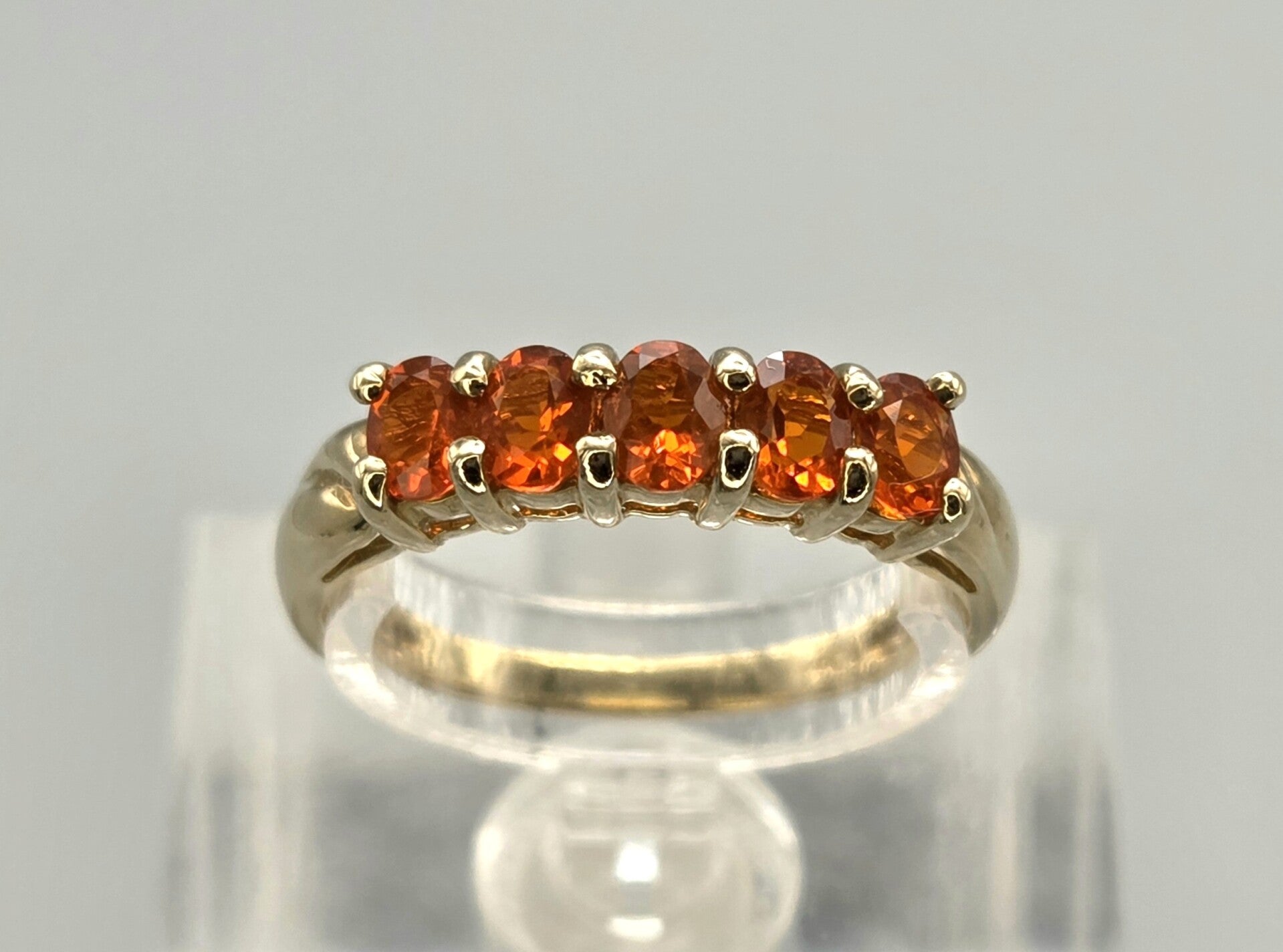 Vintage ring met edelsteen vuuropaal. 2026/260.