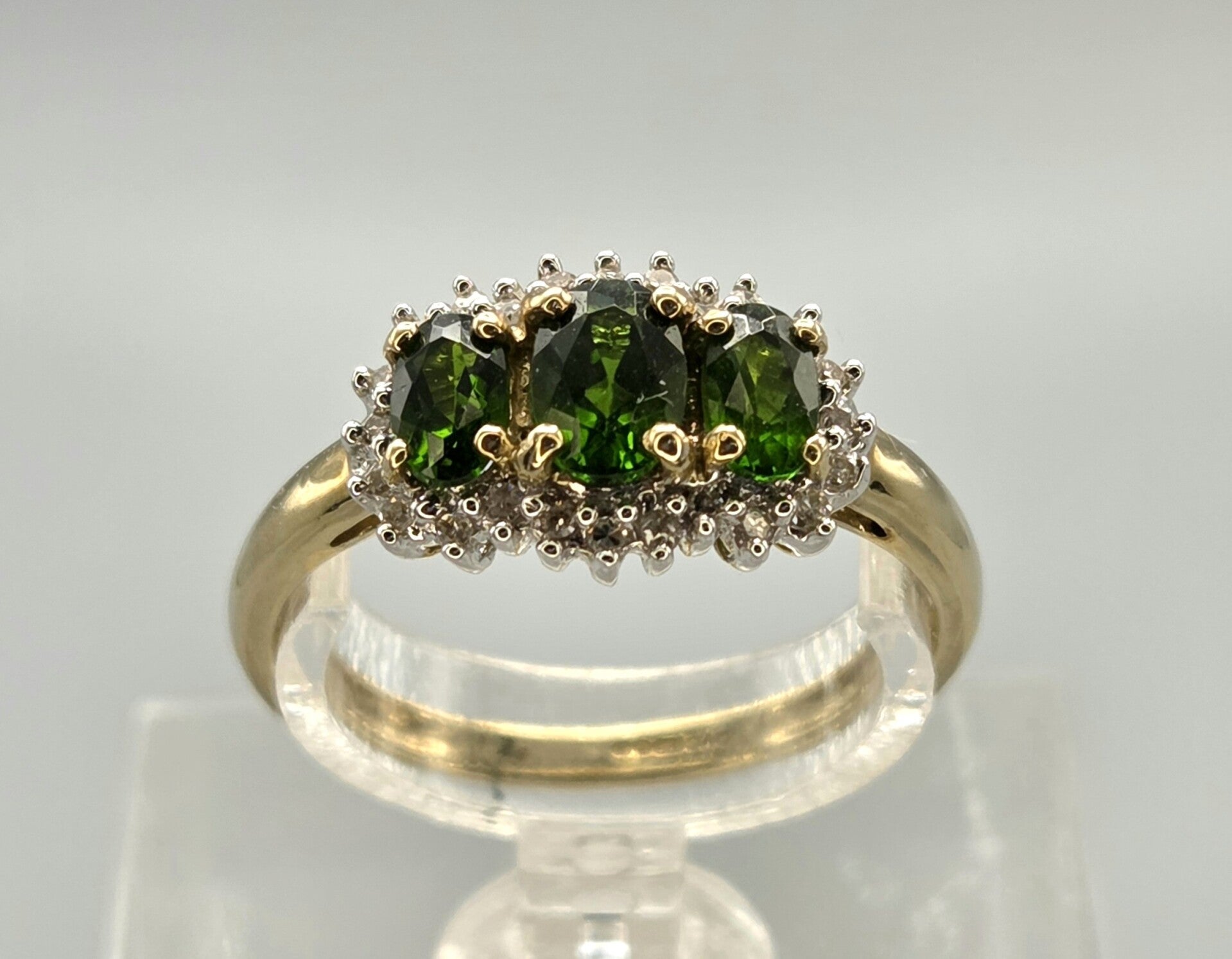 Vintage bi-color ring met edelsteen smaragd en diamant. 2026/292.