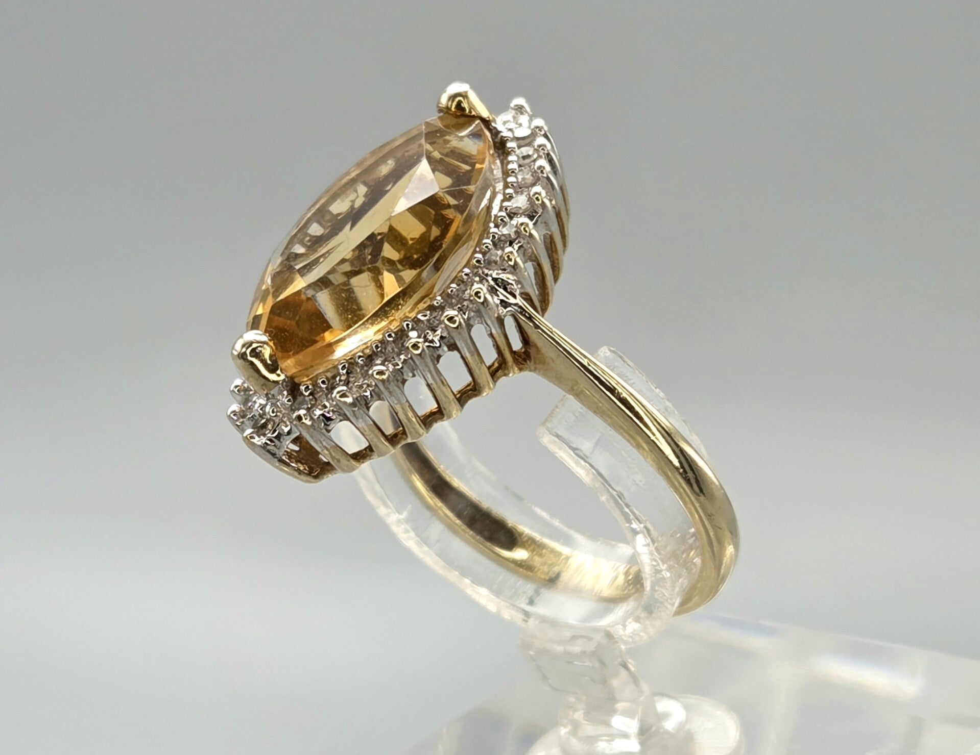 Vintage ring met gele topaas en diamant. 2026/288.