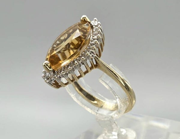 Vintage ring met gele topaas en diamant. 2026/288.