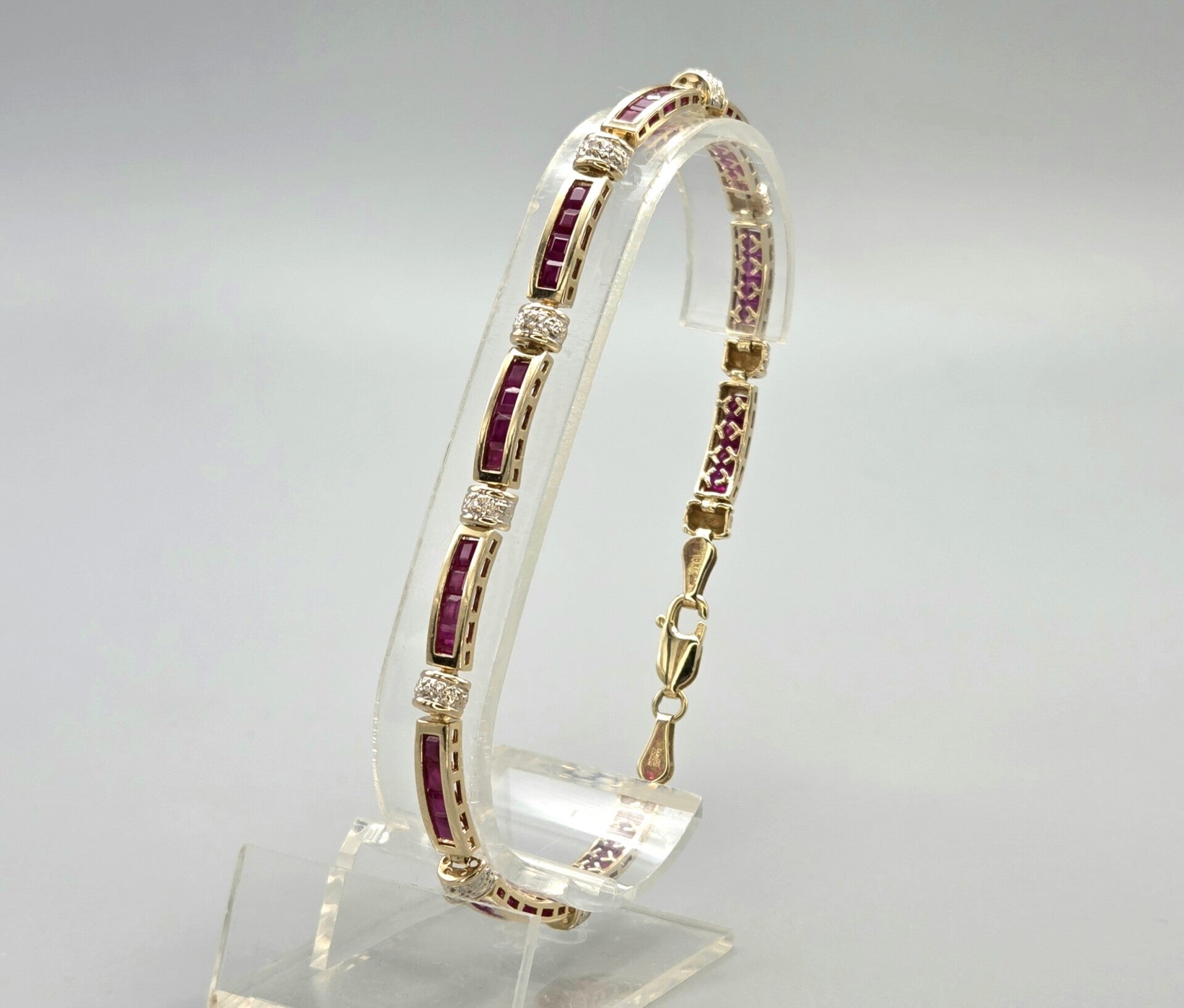 Vintage tennisarmband met edelstenen robijn en diamant. 2026/290.
