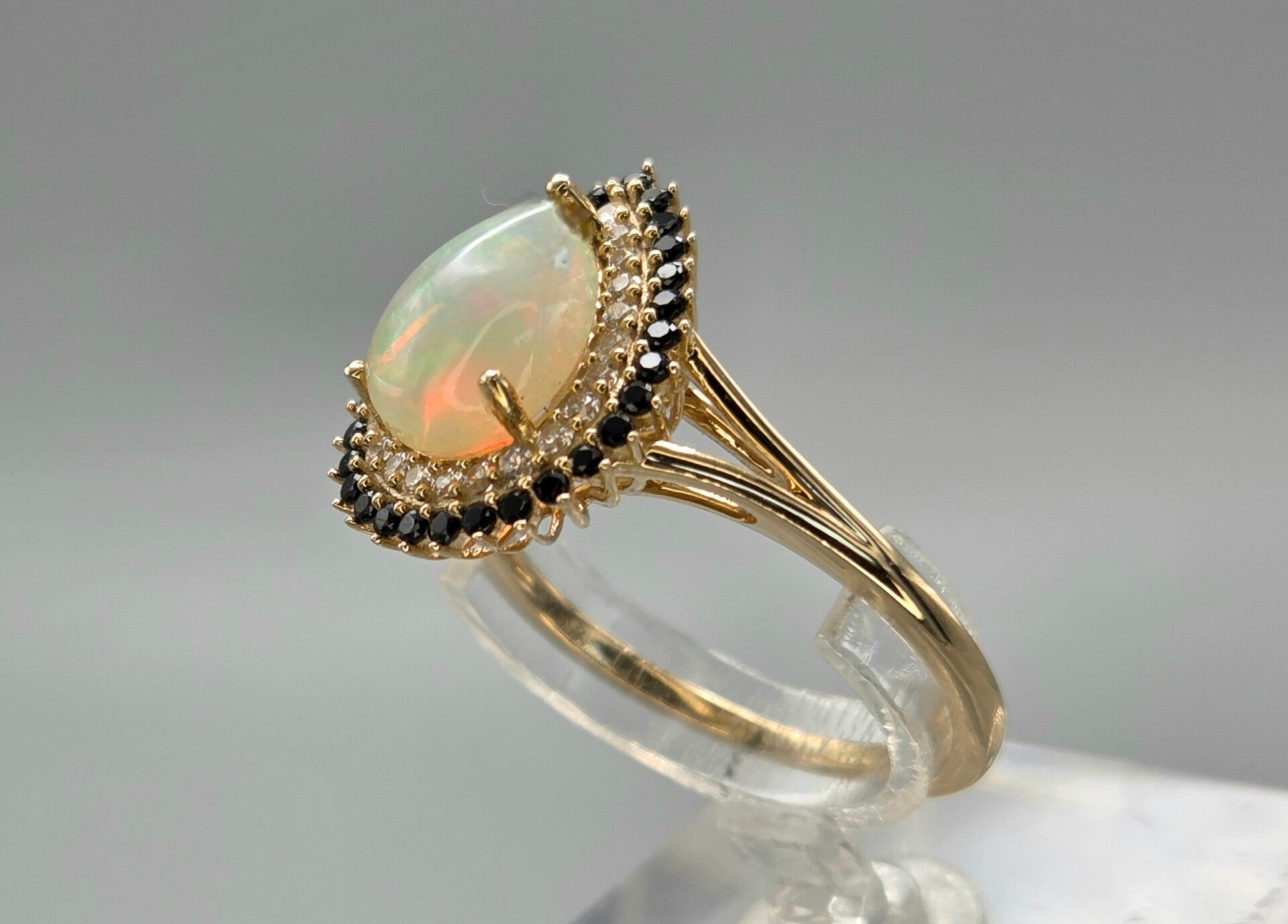 Vintage ring met edelstenen, opaal, onyx en diamant. 2026/286.