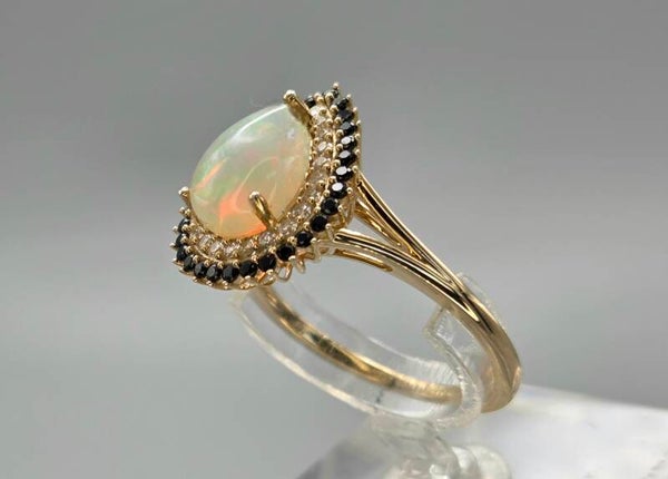 Vintage ring met edelstenen, opaal, onyx en diamant. 2026/286.