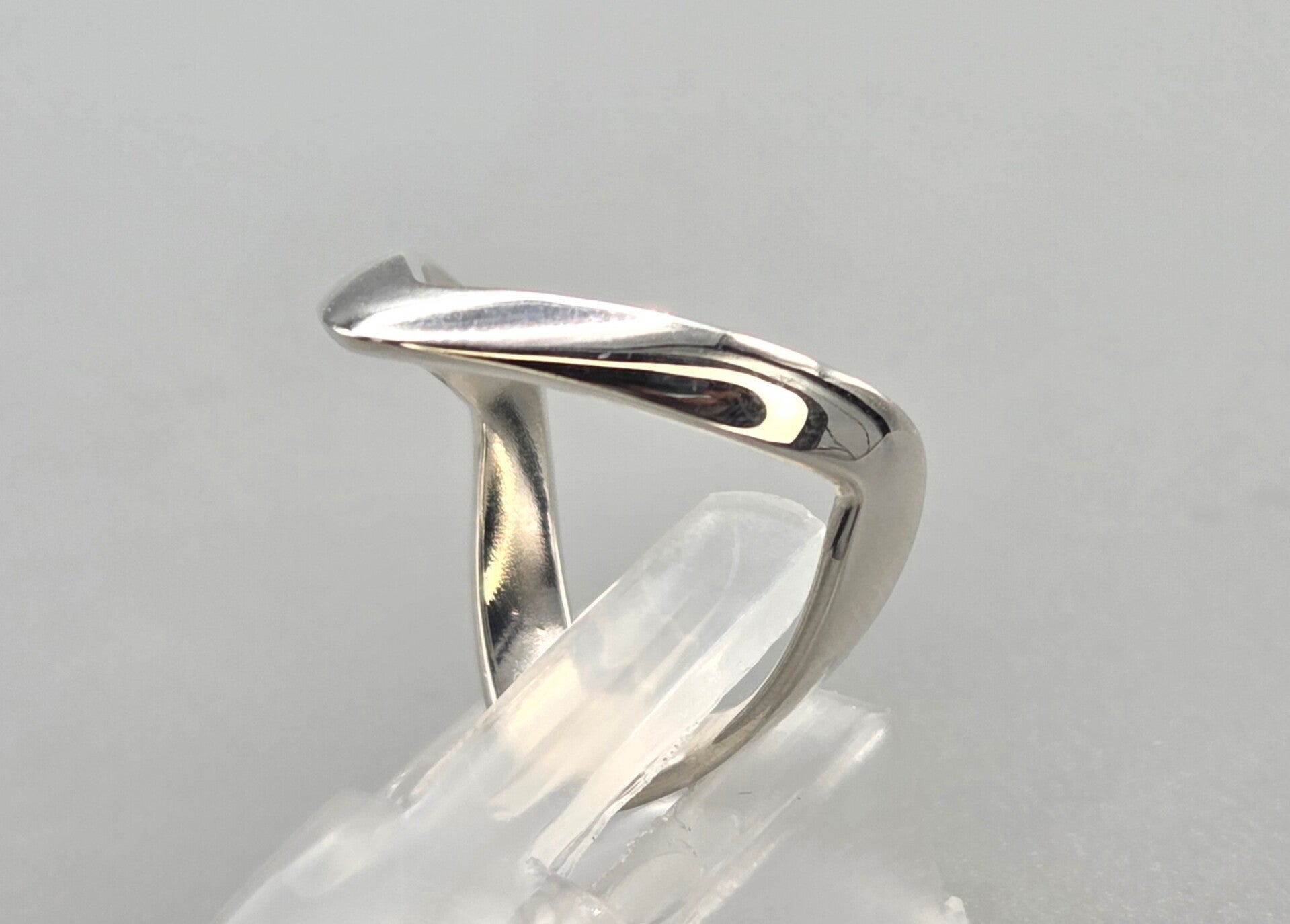Prachtige v vorm zilveren ring. 2026/305.