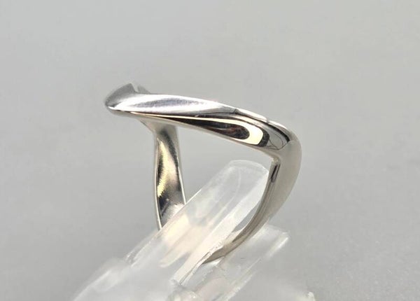 Prachtige v vorm zilveren ring. 2026/305.