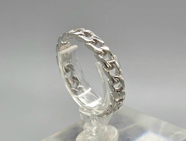 Zilveren ring met gevlochten gourmetschakel. 2026/308.