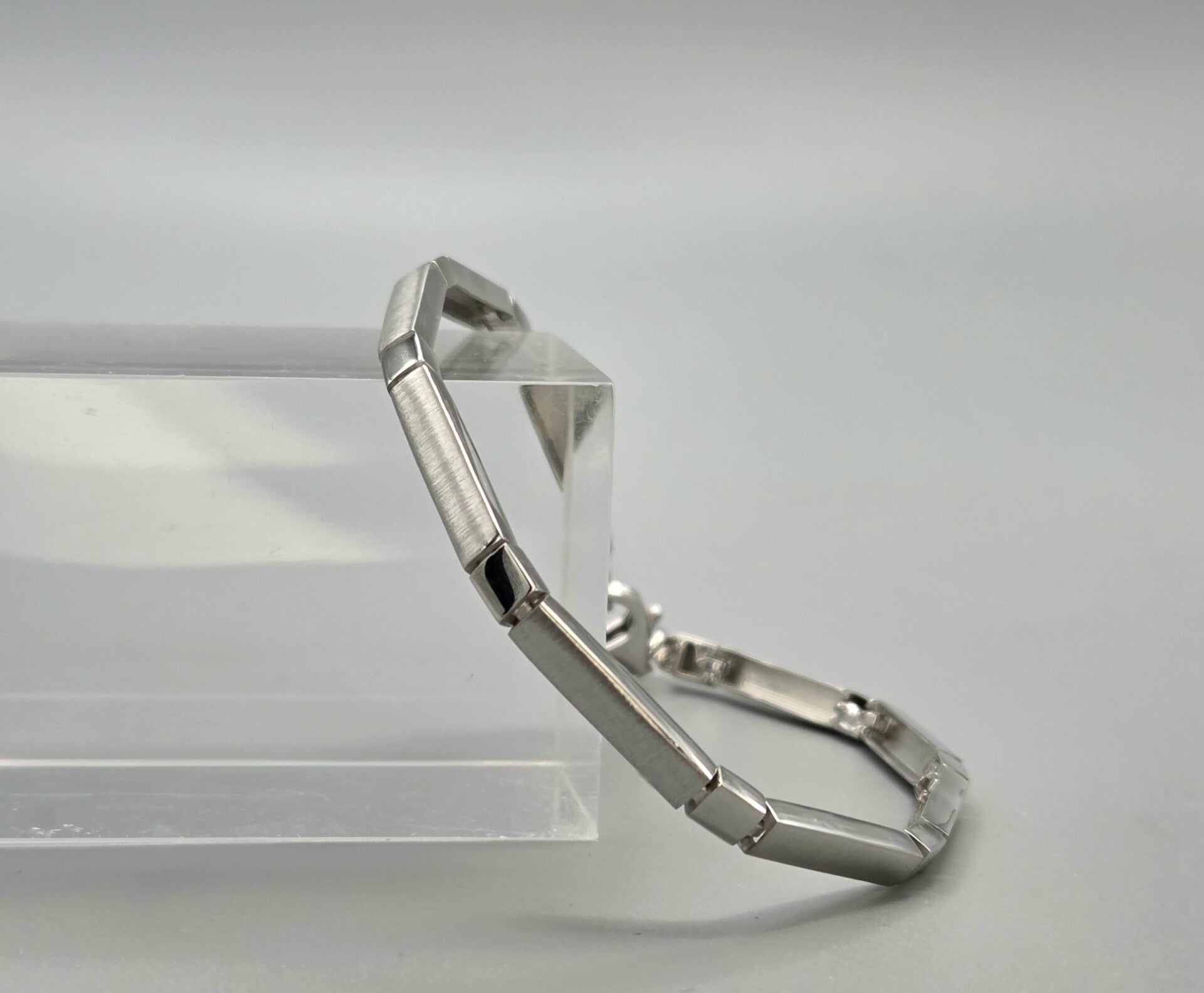 Zilveren staafjes armband mat en glanzend. 2026/306.