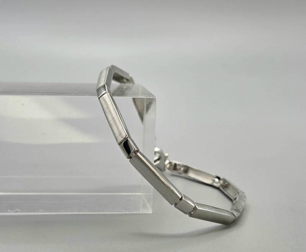 Zilveren staafjes armband mat en glanzend. 2026/306.
