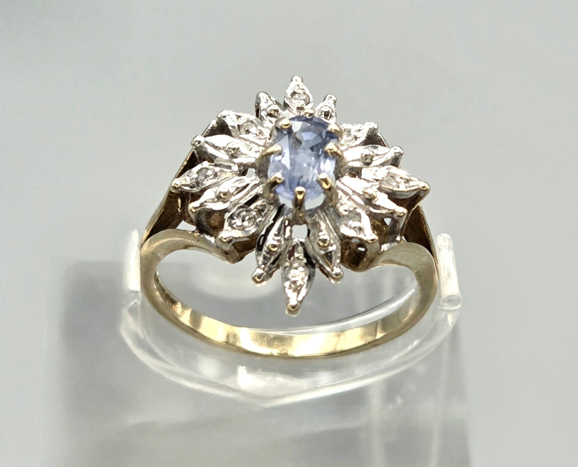 Vintage ring met edelsteen saffier en diamant. 2026/301.