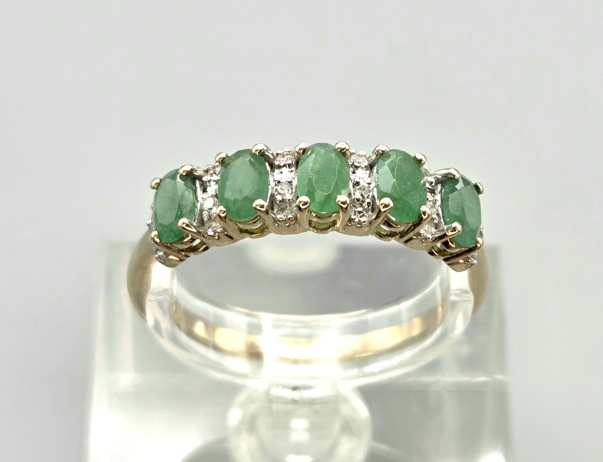 Vintage ring met edelsteen smaragd en diamant. 2026/304