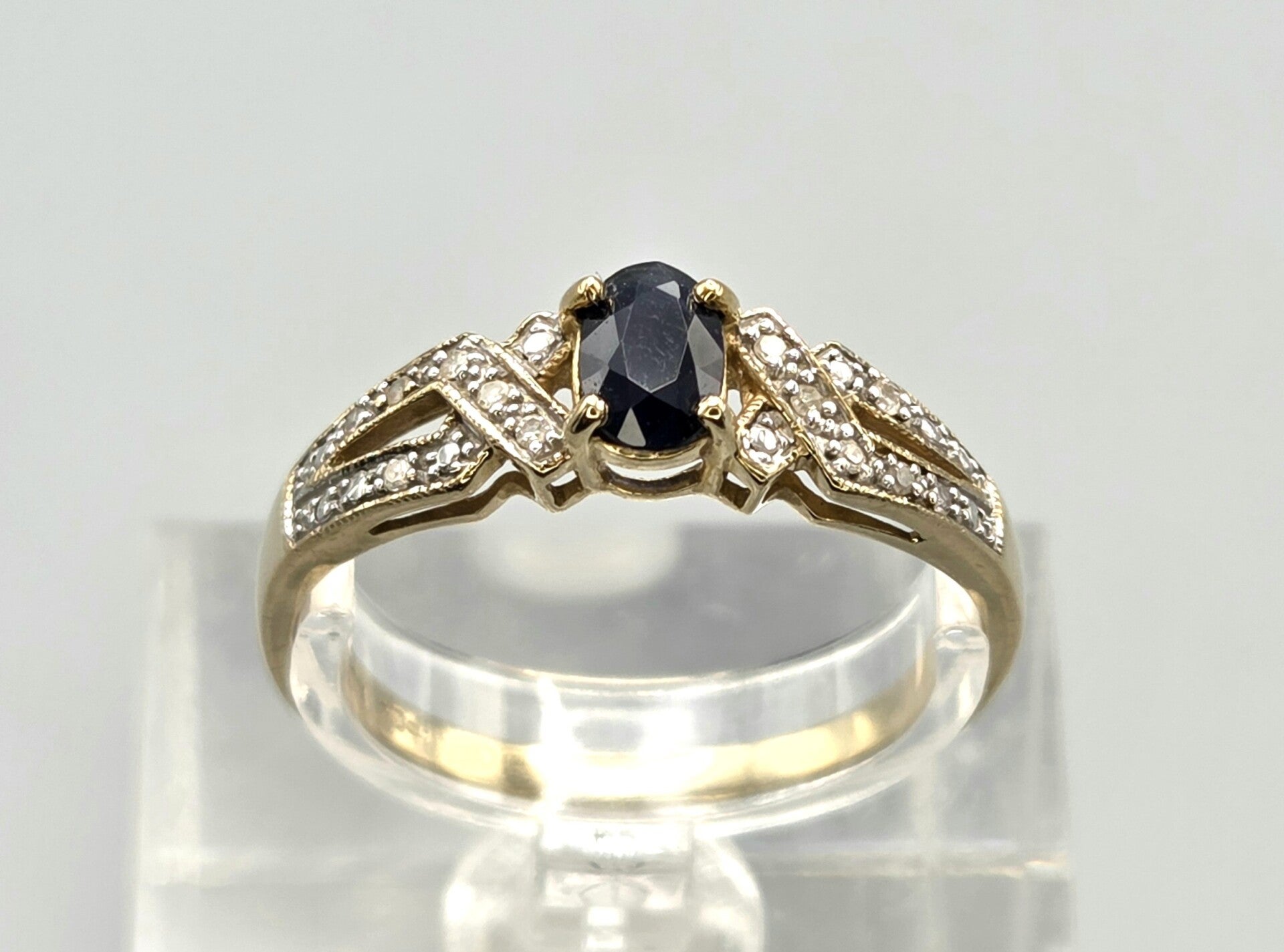Vintage ring met edelsteen saffier en diamant. 2026/312.