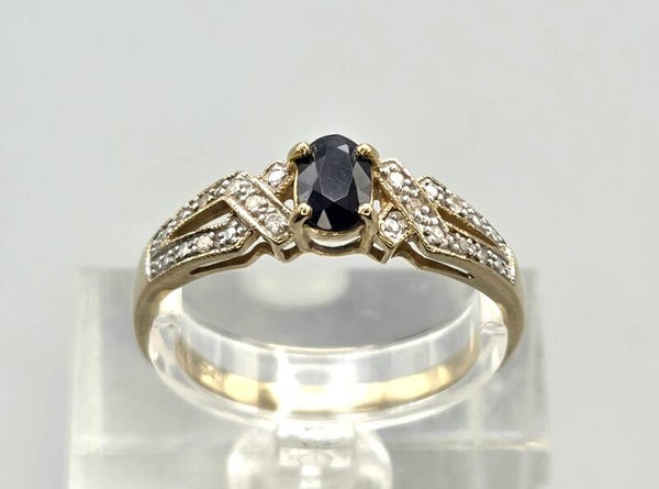 Vintage ring met edelsteen saffier en diamant. 2026/312.