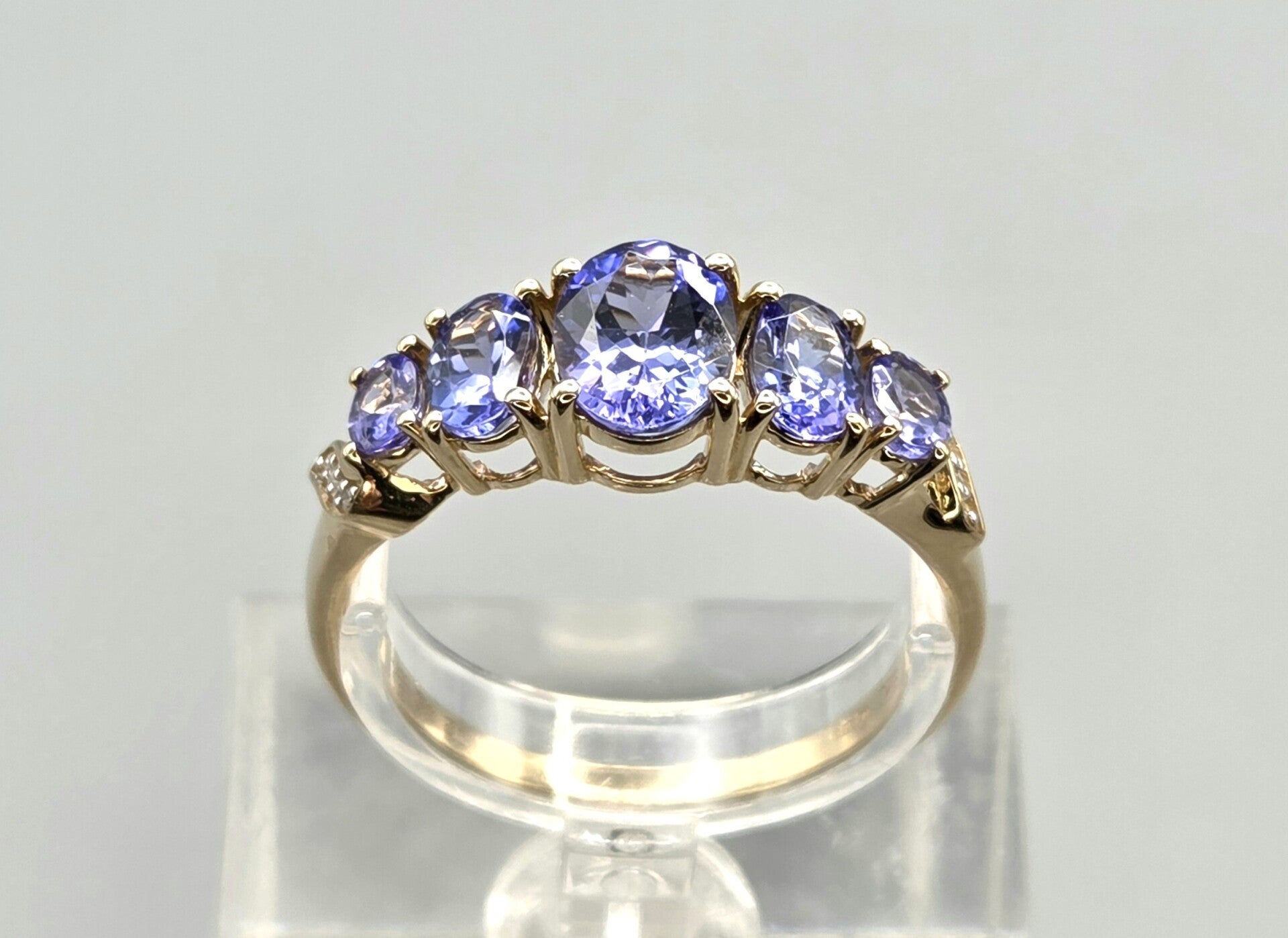 Vintage ring met edelsteen tanzaniet en diamant. 2026/307.