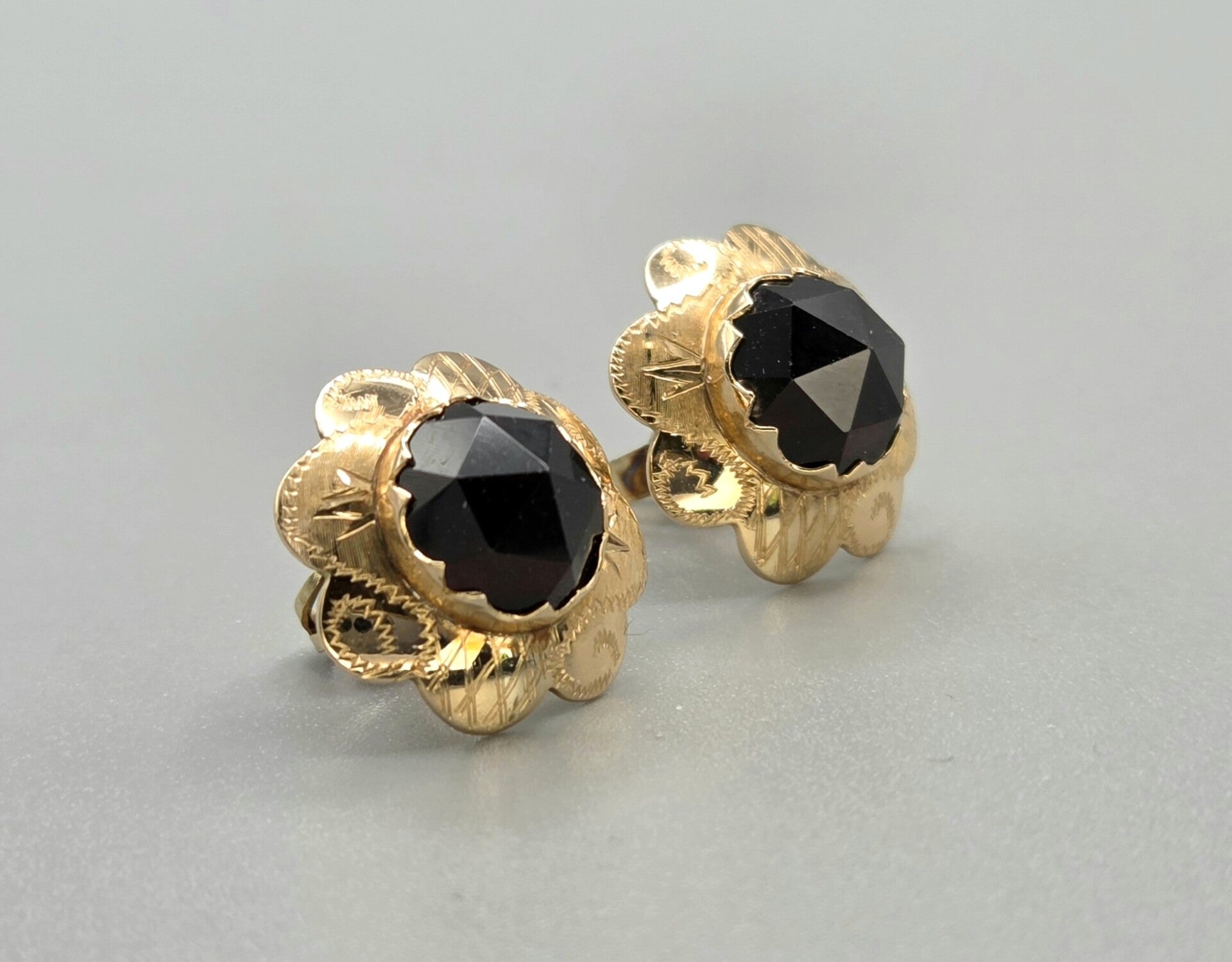 Vintage gouden oorbellen met edelsteen granaat. 2026/323
