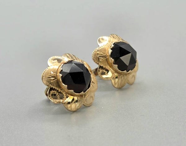 Vintage gouden oorbellen met edelsteen granaat. 2026/323