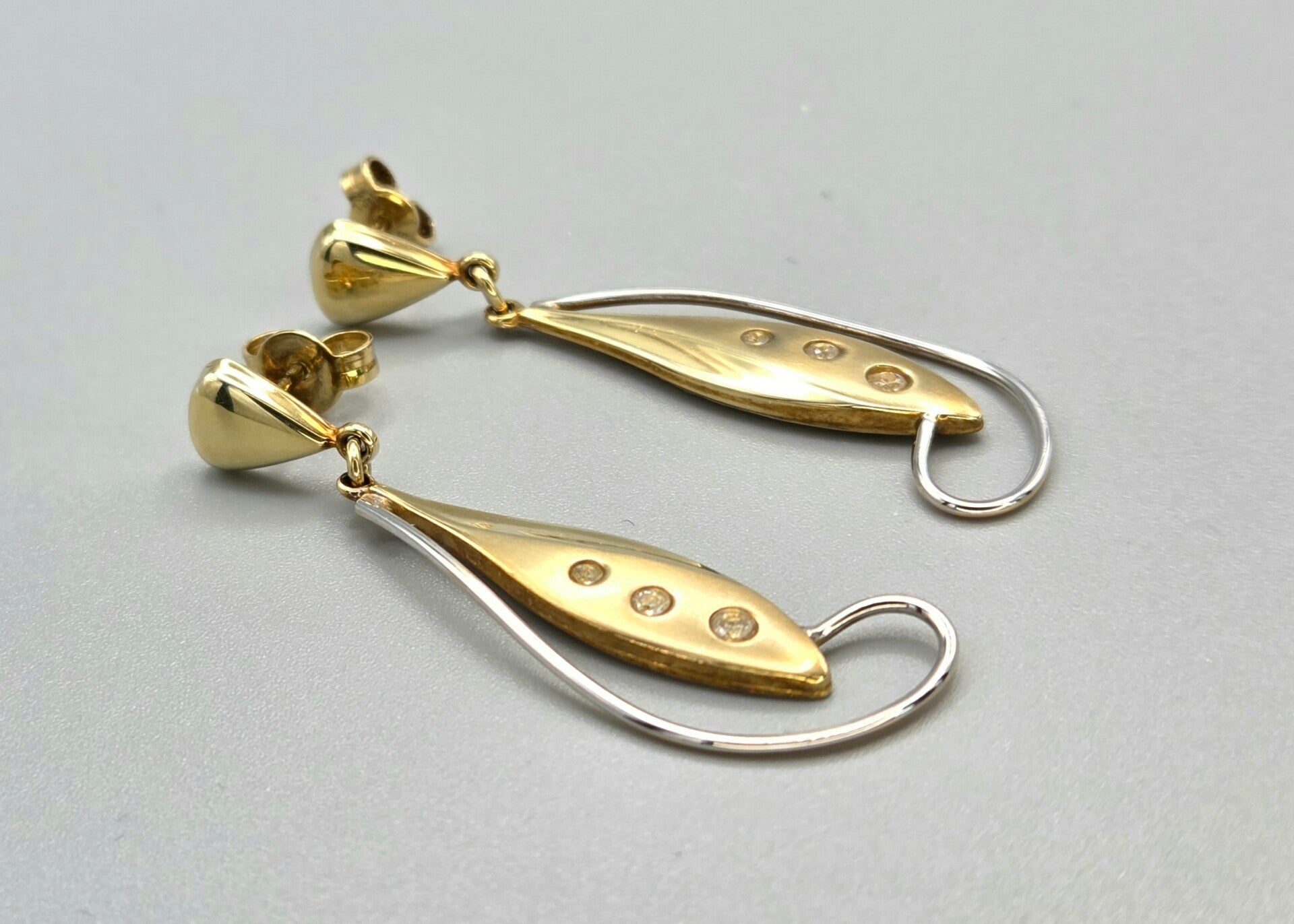 Vintage bi-color design oorbellen met zirkonia. 2026/319.