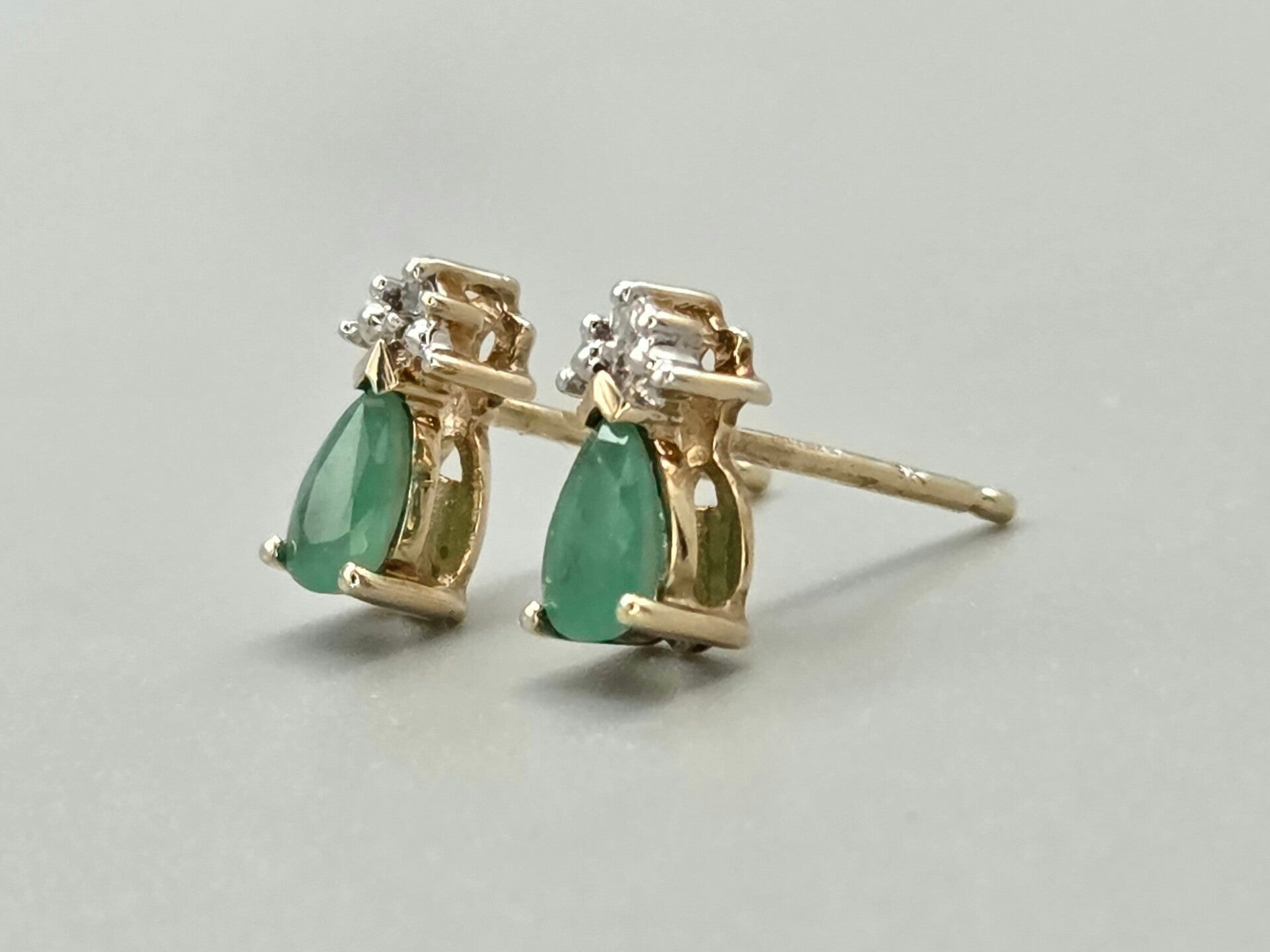 Vintage oorbellen met maragd en diamant. 2026/321.