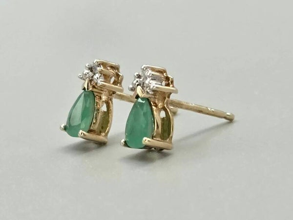 Vintage oorbellen met maragd en diamant. 2026/321.