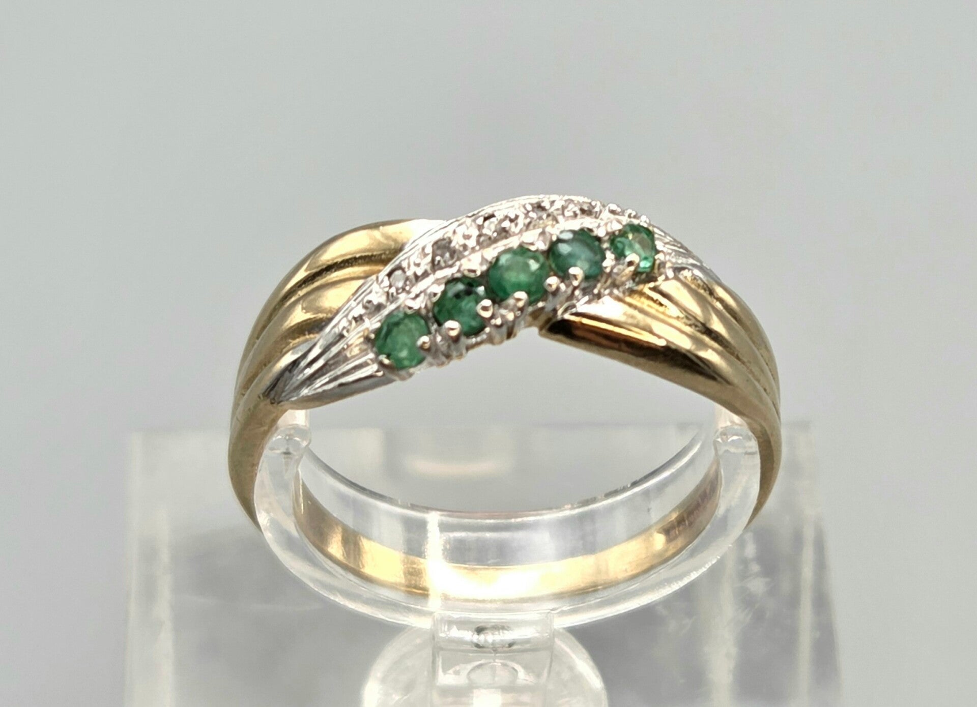Vintage ring met edelsteen smaragd en diamant. 2026/322.