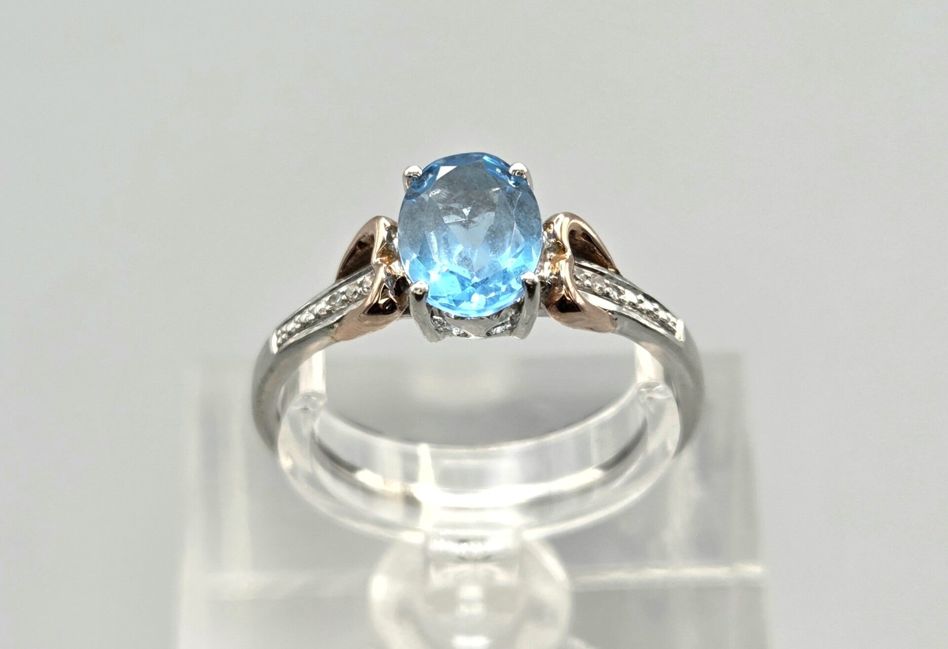 Vintage ring met edelsteen saffier en diamant. 2026/318.