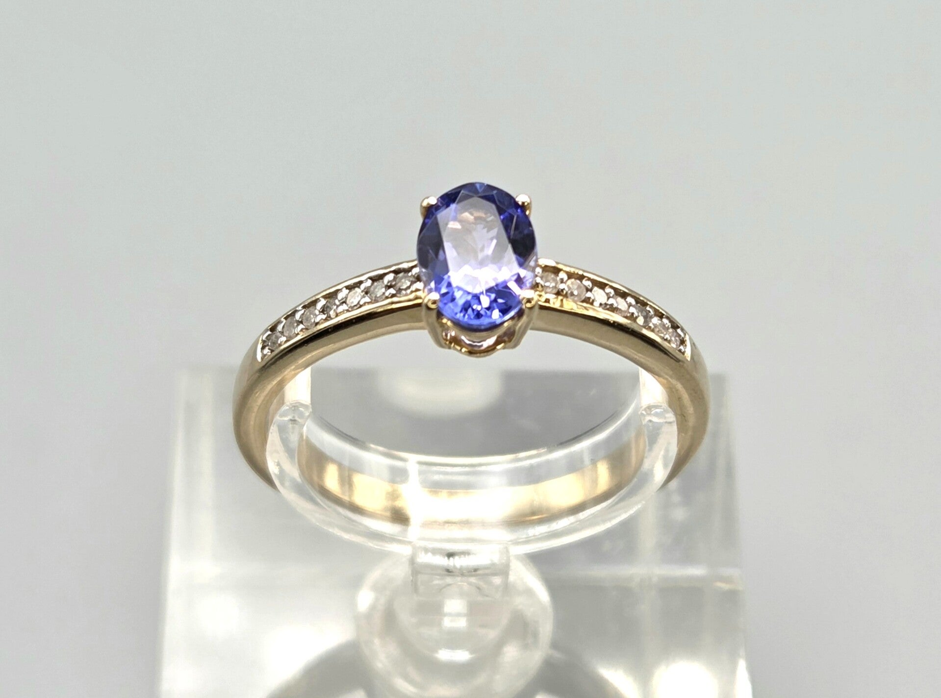 Vintage ring met edelsteen tanzaniet en diamant. 2026/324.