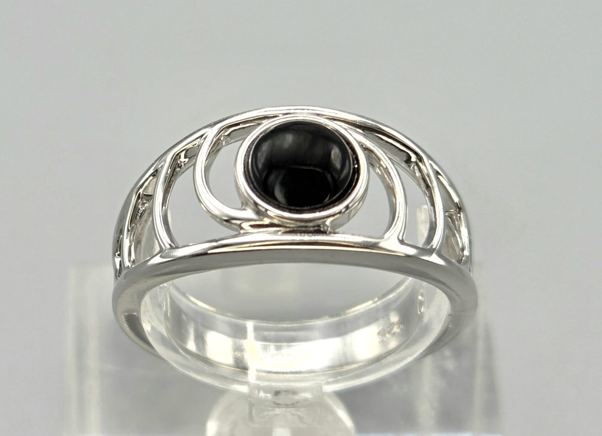 Zilveren ring met edelsteen onyx. 2026/338