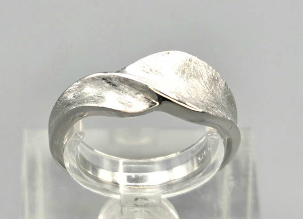 Prachtige zilveren gescratcht ring. 2026/344