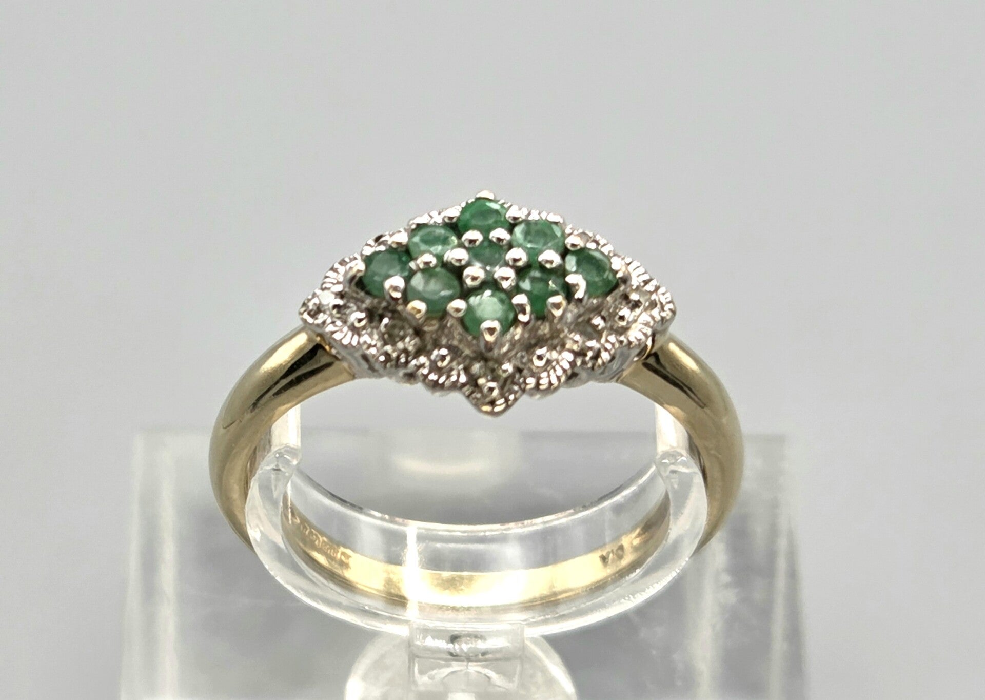 Vintage bi-color ring met edelsteen smaragd en diamant. 2026/339