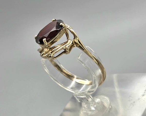Vintage ring met edelsteen granaat. 2026/345
