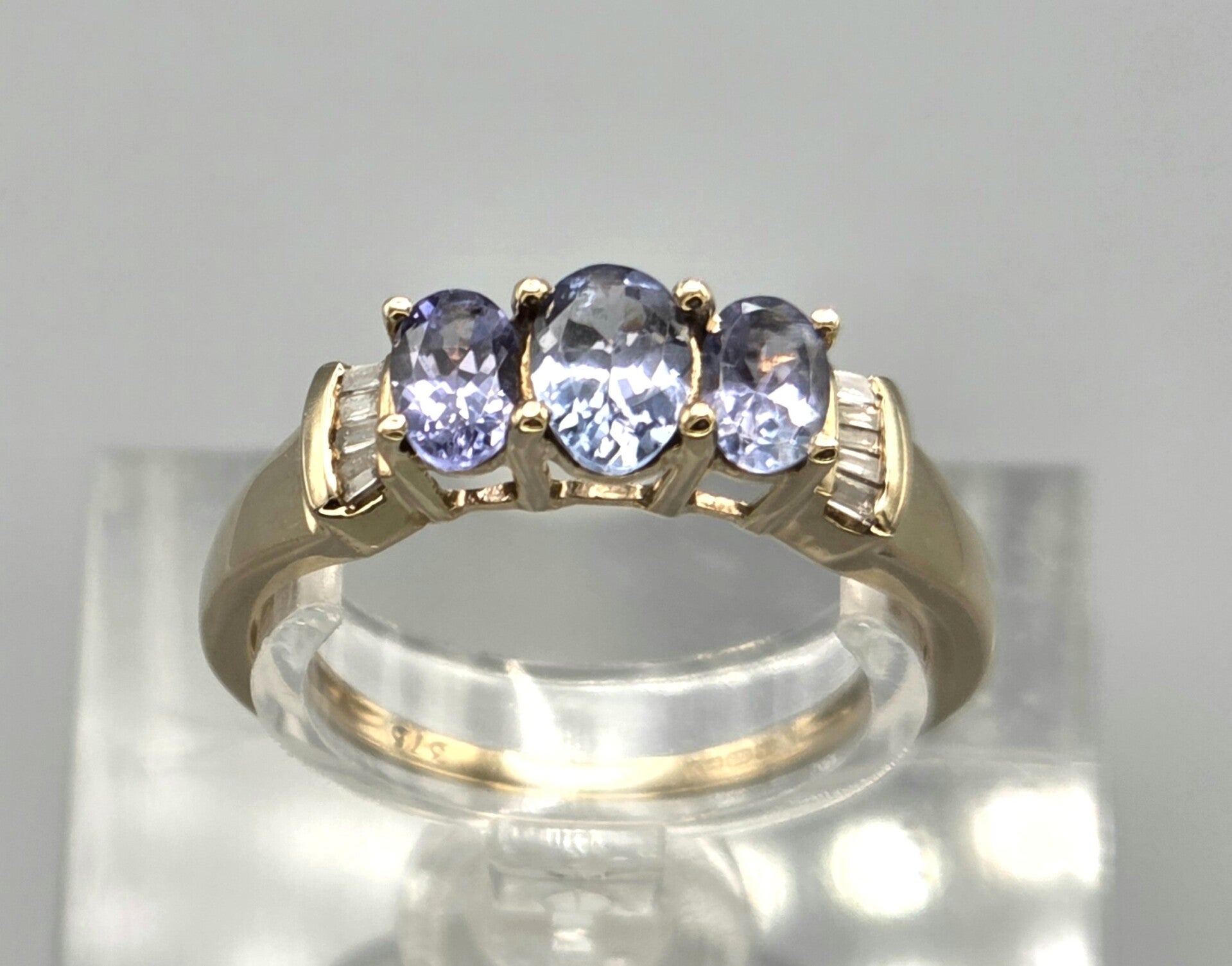 Vintage ring met edelsteen tanzaniet en diamant. 2026/337.