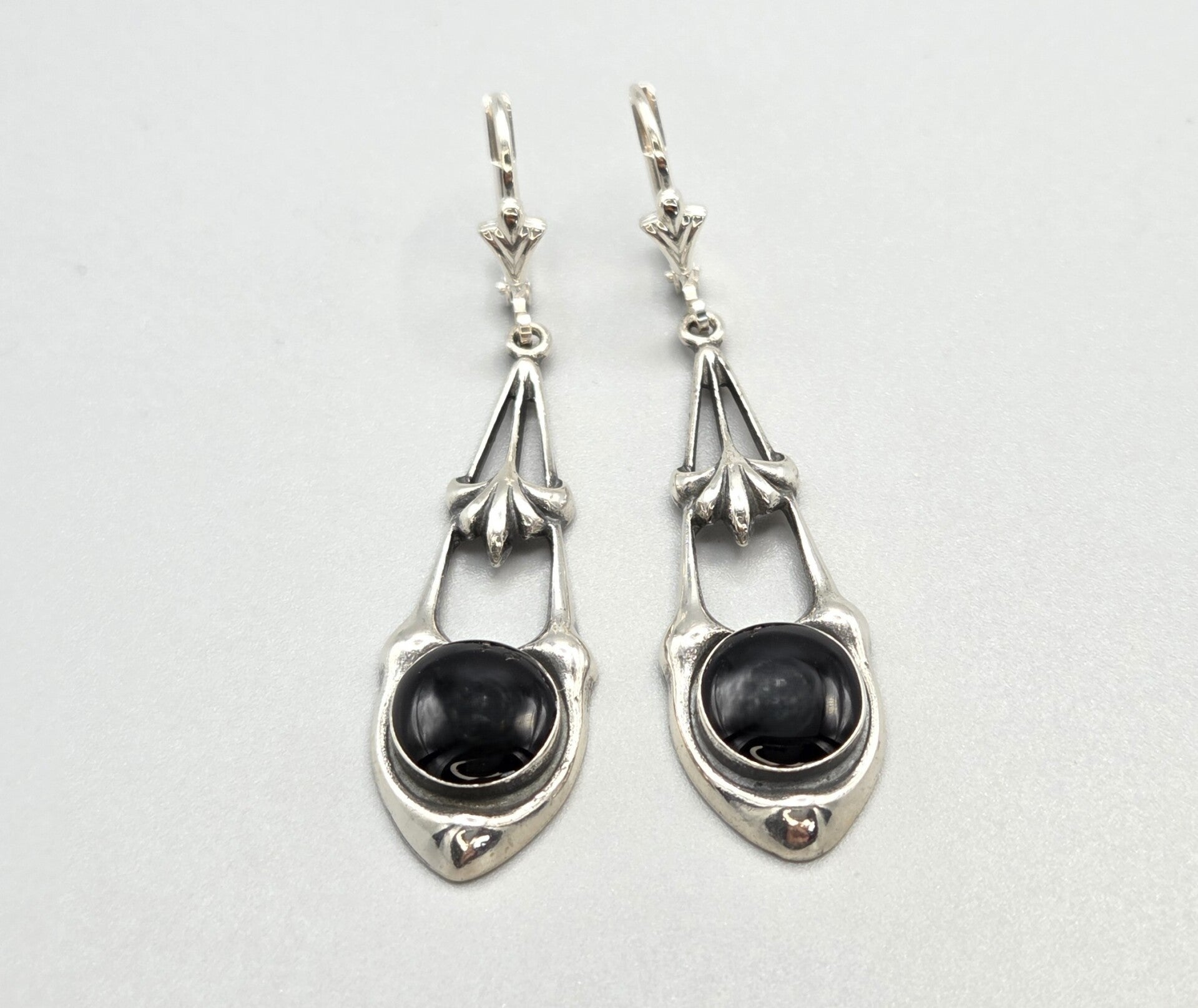 Zilveren Art Deco stijl oorbellen met onyx. 2026/358