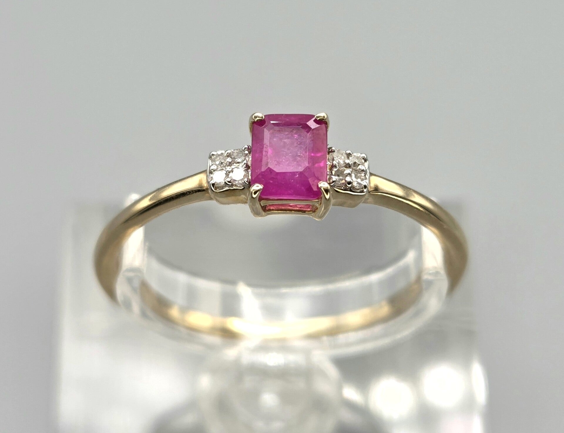 Vintage ring met edelsteen robijn en diamant. 2026/359