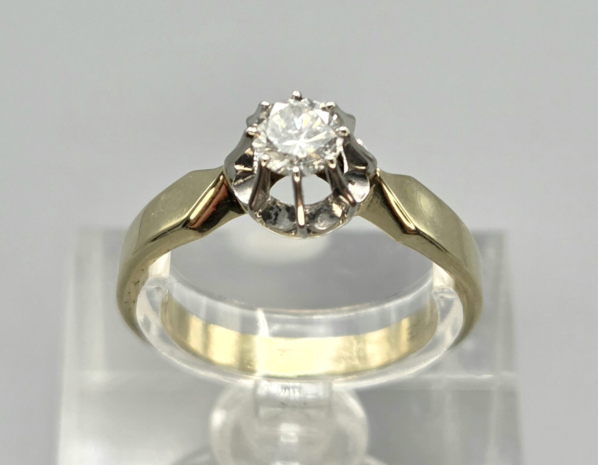 Vintage bi-color solitair design ring met diamant. Ca: 0.39 ct. 2026/371.