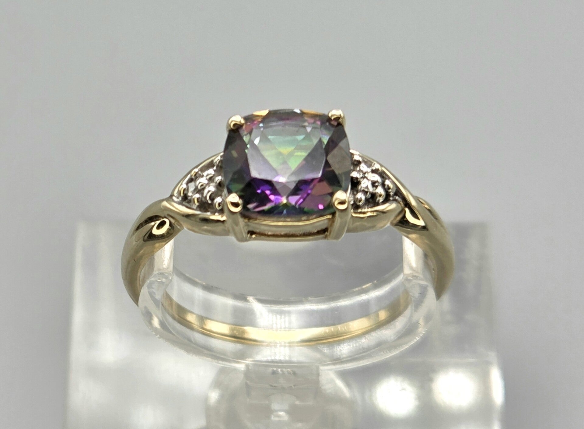 Vintage ring met edelsteen mystic topaas en diamant. 2026/381