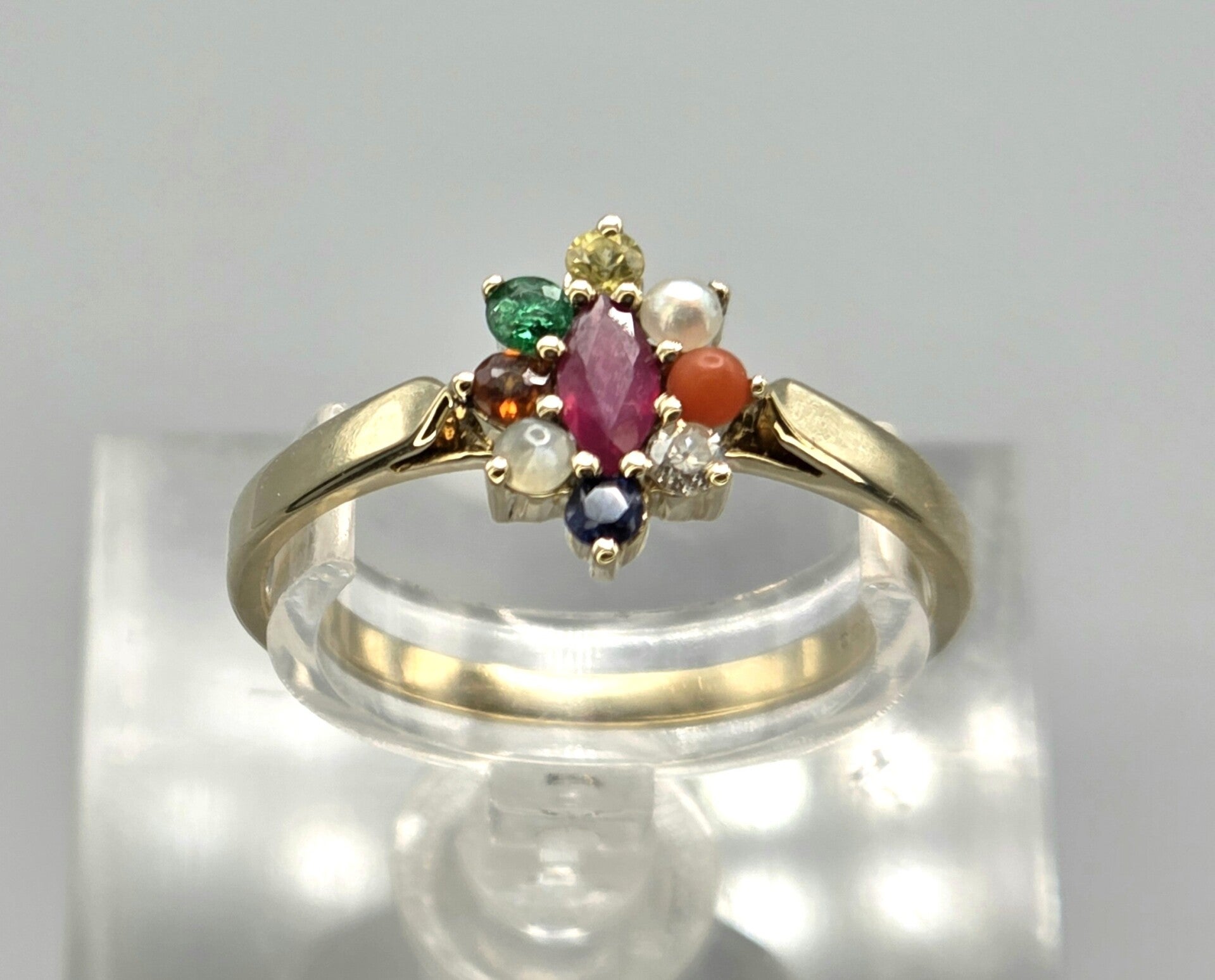 Vintage ring met edelstenen, parel en diamant. 2026/396