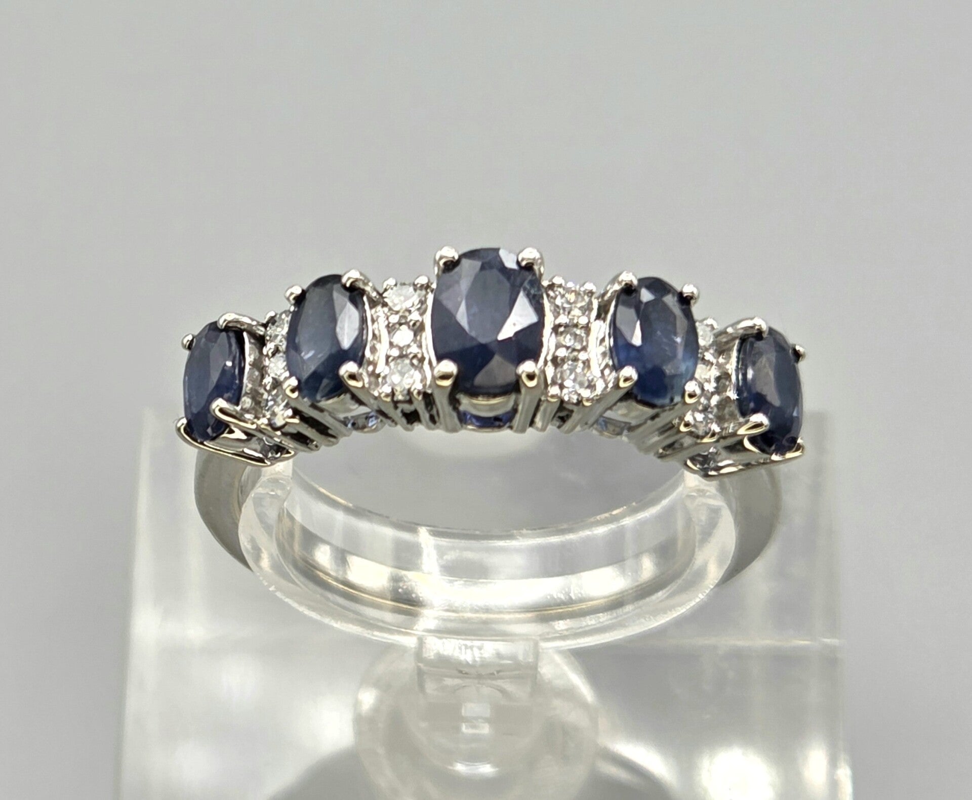 Vintage ring met edelsteen saffier en diamant. 2026/402