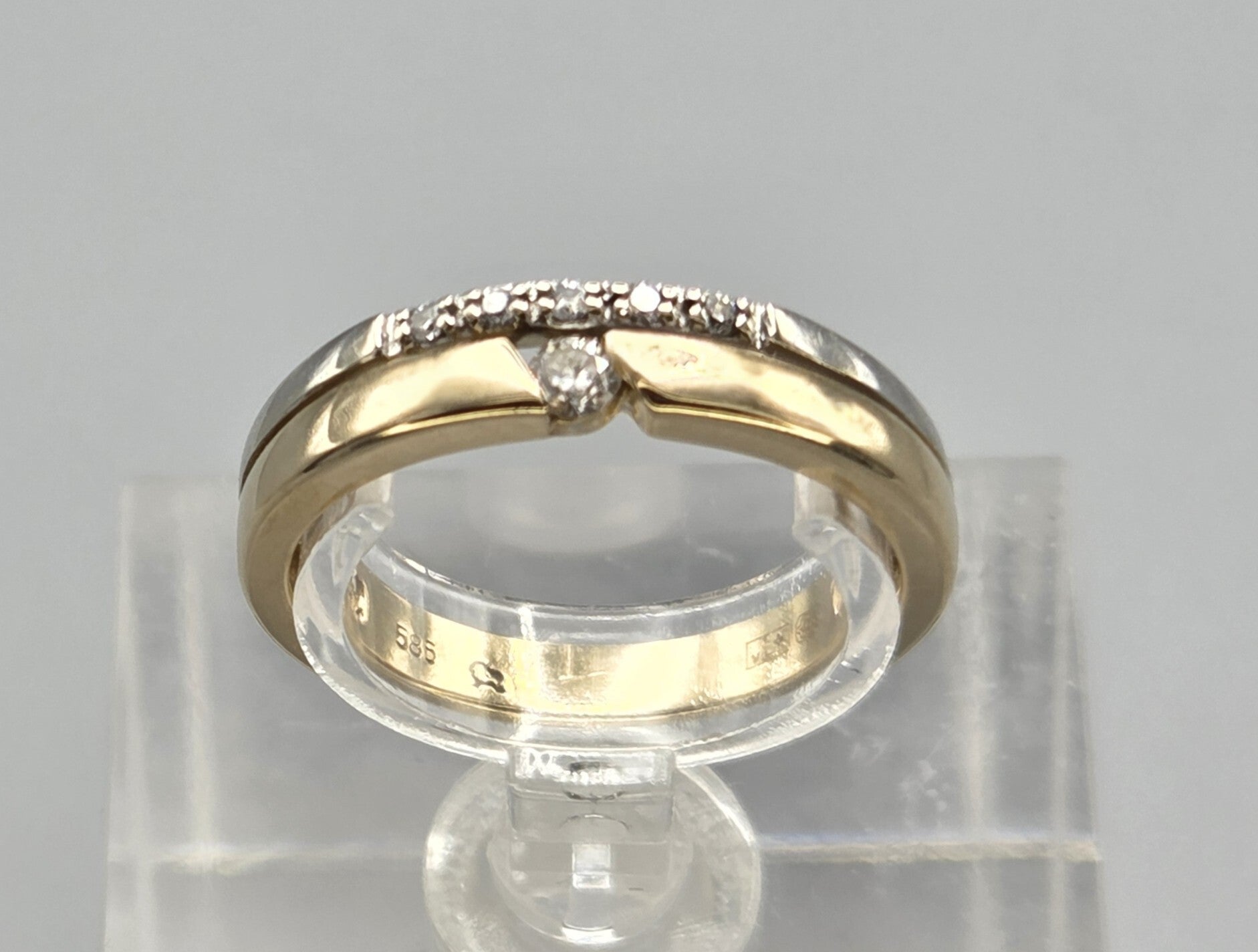 Vintage bi-color aanschuif ring met diamant. Ca: 0.10 ct. 2026/404