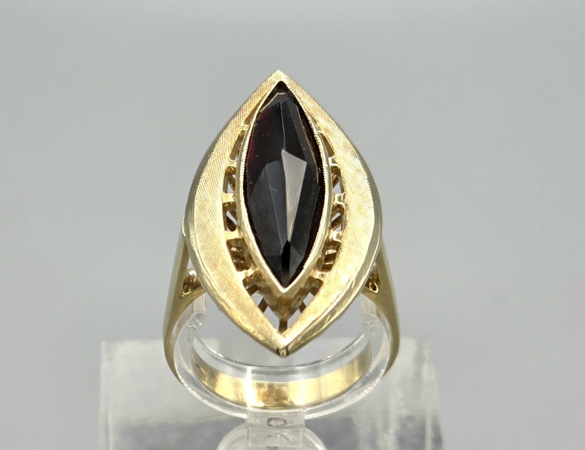 Vintage ring met edelsteen granaat. 2026/374
