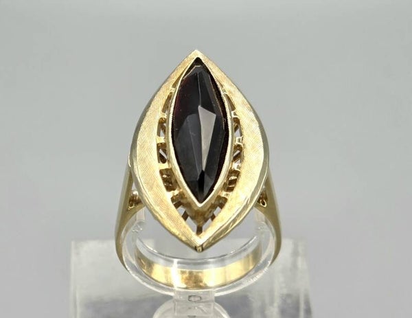 Vintage ring met edelsteen granaat. 2026/374