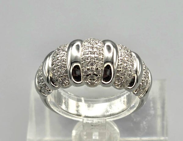 Prachtige brede zilveren ring met zirkonia. 2026/387