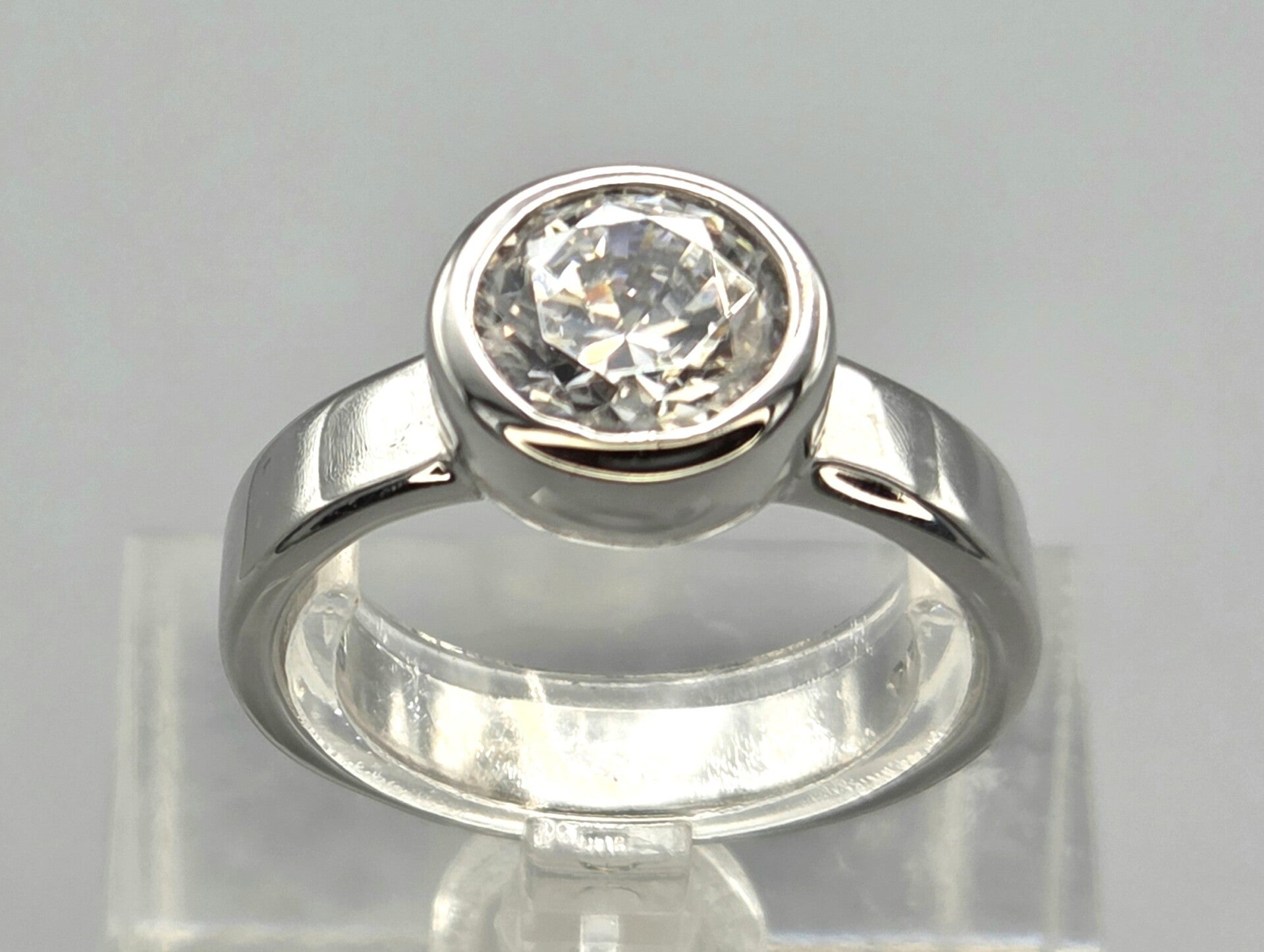 Prachtige zilveren ring met zirkonia. 2026/403