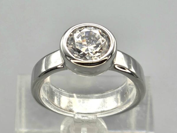 Prachtige zilveren ring met zirkonia. 2026/403