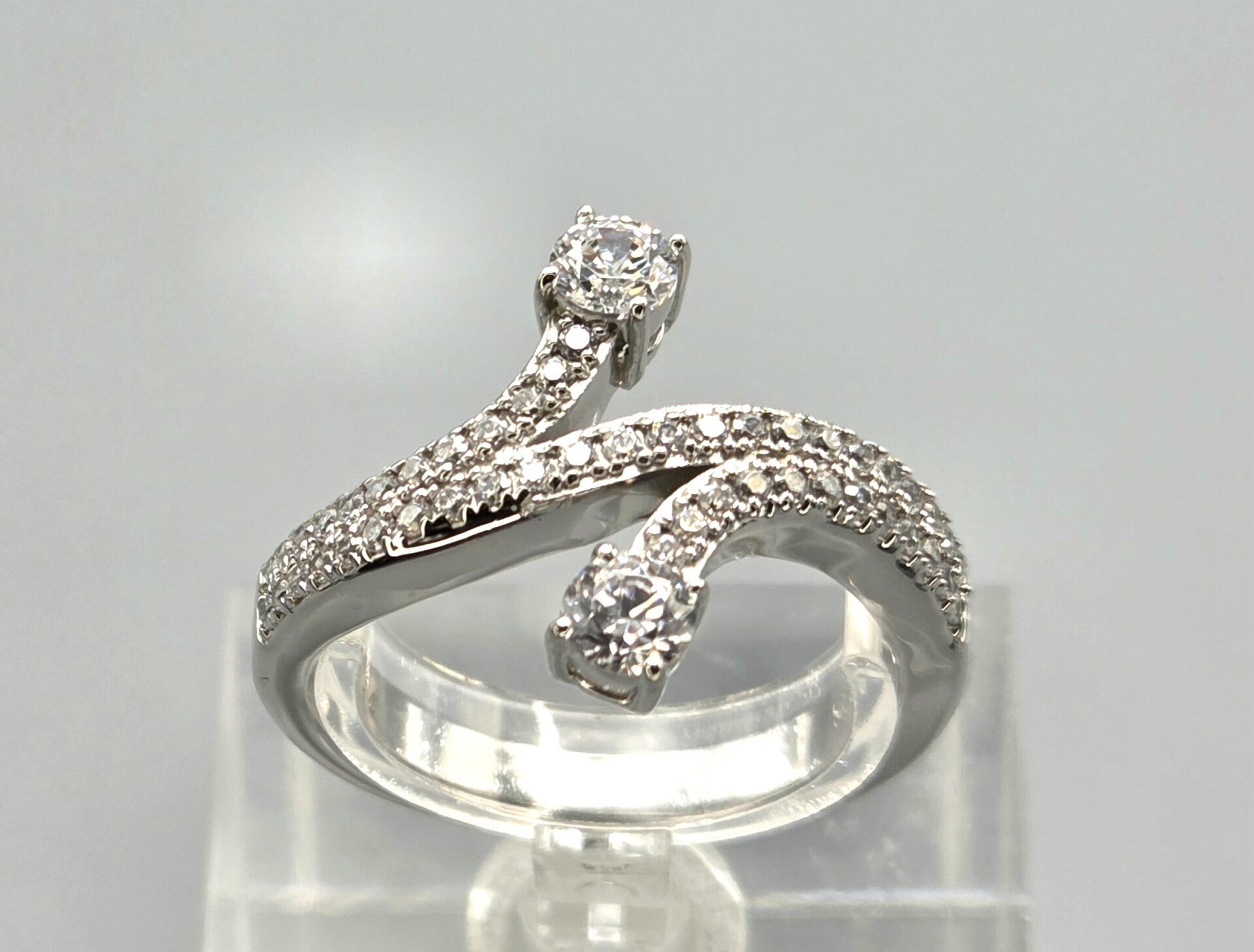 Prachtige zilveren design ring met zirkonia. 2026/405